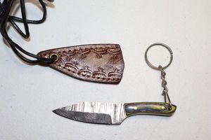 lot 39 image: Keychain pocket knife with sheath