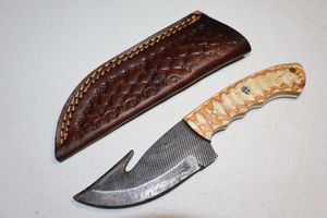 lot 174 image: Gut hook skinner knife with sheath