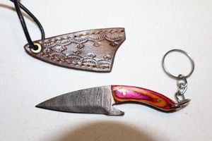 lot 274 image: Keychain drop point knife with sheath