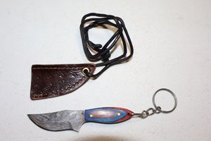 lot 275 image: Keychain knife with sheath