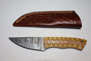 lot 325 image: Hunting knife with sheath
