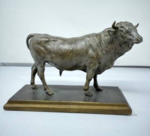 lot 11 image: BRONZE COLORED RESIN BULL. 10.5L x 4.25W.