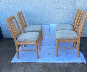 lot 16 image: 4 WOODEN CHAIRS WITH CLOTH SEATS FROM DAYSTROM FURNITURE.