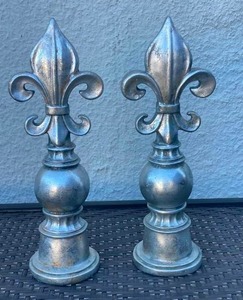 lot 17 image: &nbspSET OF 2 SILVER-COLORED FINIALS, 16T X 6D.