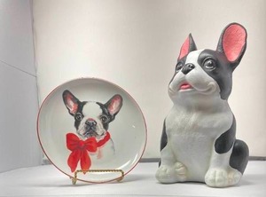 lot 20 image: MAINSTAY FRENCH BULLDOG FIGURINE 10.5t X 6,5W X 5.3D. MADE OF RESIN.A PIER ONE PLATE PLATE OF BOSTON TERRIER OR FRENCH BULLDOG, 8DIAGOLD-COLORED PLATE HOLDER 4.5T x 3,5W