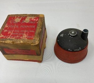 lot 26 image: VTG TRU-POINT POINTER (PENCIL SHARPENER) IN ORIGINAL BOX.&nbsp MODEL D - USED BY DRAFTSMENFOR FINE DETAIL WORK. TOP SHOWS SOME WEAR. A CHANCE TO COLLECT A VTG TOOL.