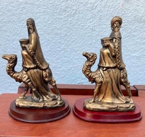 lot 27 image: LOT OF 2 VTG GOLD-COLORED CERAMIC KINGS ON CAMELS WITH FELT ON BOTTOM - 6T x 5.5W x 2.5D