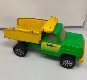 lot 38 image: VTG GREEN &amp YELLOW TONKA DUMP TRUCK, 13.5L X 6.5W X 6T.&nbsp ALL METAL EXCEPT FOR TIRES ,BUMPER,&amp GRILL. UNDERSIDE STAMPED 13190.