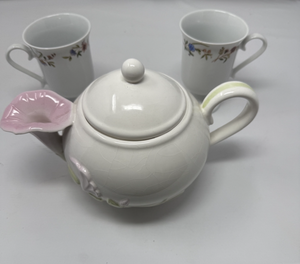 lot 43 image: TELAFLORA TEAPOT W2 CUPS, WHITE WITH FLORAL PATTERN. SPOUT LOOKS LIKE A TULIP.