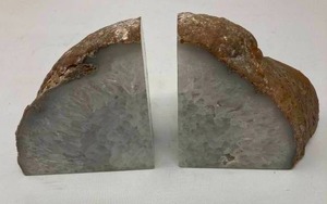 lot 52 image: BRAZILIAN AGATE BOOKENDS - Set of 2 natural Brazilian Agate bookends. Cut in half to show crystallin inside. Each measures 5 x 5 x 2