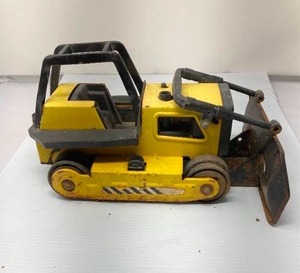lot 53 image: VTG  TONKA BULLDOZER - Vtg Tonka toy bulldozer - pressed steel construction wworkable blade. Some rust (shown in pics) but in good condition for its age 7T x 13L x 9W.