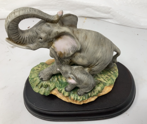 lot 85 image: HOMCO ELEPHANT WITH CALF - 5T x 5.5W x 4.5D