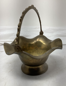 lot 110 image: VTG BRASS WHANDLE BOWL. 6.5T x 8W x 6D