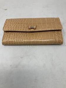lot 114 image: VTG LIZ CLAIBORNE FAUX LEATHER TRI-FOLD CLUTCH&nbsp7.5 x 4&nbsp