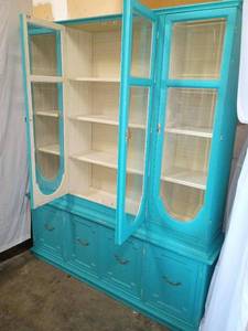 lot 62 image: DISPLAY HUTCH