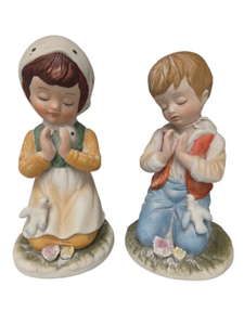 lot 73 image: SET OF 2 PRAYING CHILDREN FIGURINES - Lot of 2 Boy and Girl in praying position. Ceramic 7.2T x 4W x 4D.&nbsp