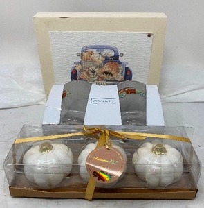 lot 259 image: LOT OF 3 ALL NEW FALL DECOR. SMALL PIC (10W x 8T) FALL DETAILED WITH A TRUCK THAT IS FILLED WITH PUMPKINS AND FLOWERS, 3 HAND SIZED PUMPKIN CANDLES. 2 14OZ CROWN AND IVY WINE CUPS.