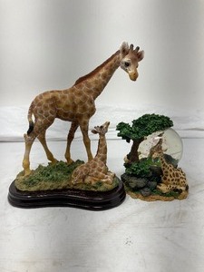 lot 200 image: 2-Piece Set 1) Giraffe Snow Globe 4T 3.5W  3.5 2) Rare 1996 Resin Giraffe Cow & Calf 6.8 T 6W 4.5D