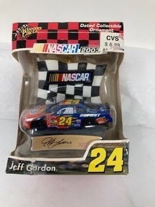 lot 219 image: 2003 COLLECTIBLE NASCAR CHRISTMAS ORNAMENT JEFF GORDON #24 DUPONT. STILL IN BOX. 3.5L x 1W