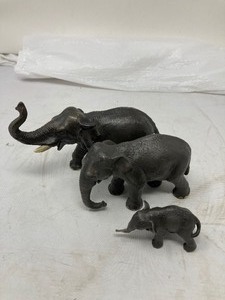 lot 229 image: 3-Piece Elephant Family Made of hard Plastic.  Dad is 4.3T, Baby is 2T