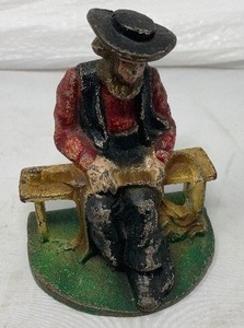 lot 147 image: VINTAGE CAST IRON AMISH PILGRAM MAN. .&nbsp 4.6T x 4W x 3D.