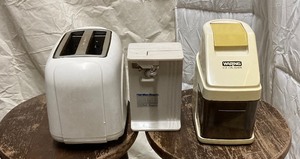 lot 283 image: HOUSEHOLD Items Toaster, Ice Crusher, & Electric Can Opener  Tallest Item is 7.5T  Widest Item is 5.5W