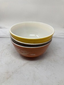 lot 172 image: Lot of 3 Pyrex 9 Yellow, Orange, and Brown Bowls.   All  #403s   9 Dia, 4T