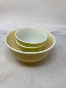lot 173 image: Lot of 3 bowls,   1) 2 bowls  1 12 Pint Pyrex Bowls 3.3T  5.8 Dia .  2)    1 Bowl,  #403  2.5 Qt.   Pyrex Bowl , 4T    8.3 Dia