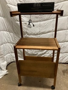 lot 193 image: WOOD KITCHEN RACK FOR MICTOWAVE. 50T x 25W. SONY CD CHANGER 17L x 15W.