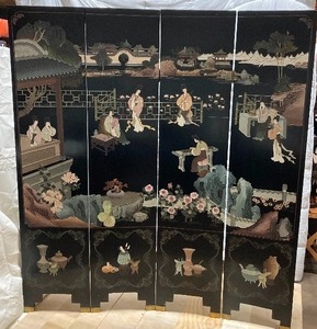 lot 131 image: 4-panel Asian motif room divider 73 T  & 64.5 W. Beautiful black lacquer finish. Each panel has the bottom 13 separate from the top 23. Shows some wear and tear. Both sides are finished with different storylines.