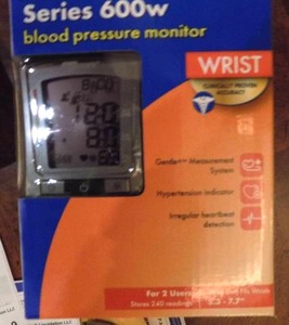 lot 19 image: Sunmark blood pressure monitor - NEW