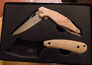 lot 4 image: KENTUCKY CUTLERY  -  2 PC WOOD HANDLE KNIFE SET  W SHEATH     NEW IN PKG