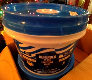 lot 113 image: DEFENDER  SANITIZING WIPES - 500 CT  TUB NEW