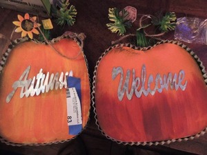 lot 83 image: TIN PUMPKINS  W WELCOME  & AUTUMN   NEW