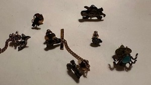 lot 260 image: Tie tacs lapel pens, animal horn toad, frog, spiders, ladybug, mouse ,bull ,bear