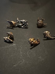 lot 266 image: Pins, tie tacs, fish x