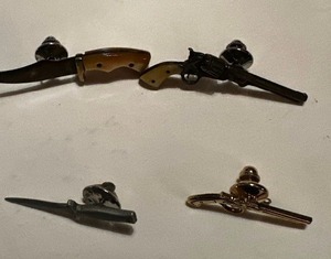 lot 267 image: Lapel pins- knives x 2 and guns x 2