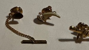 lot 273 image: Tie tacs gold barbed wire, tiger claw, stone