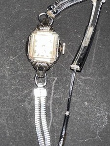 lot 162 image: Vintage ladies watch 10 K RGP bezel Helzbro