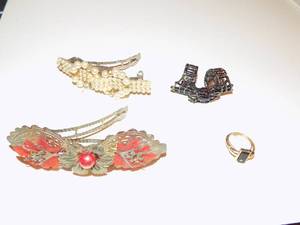 lot 150 image: hairclips and  rings