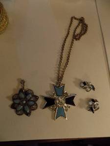 lot 211 image: Necklace with stone earring necklace with drop
