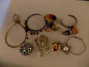 lot 196 image: Assorted earrings