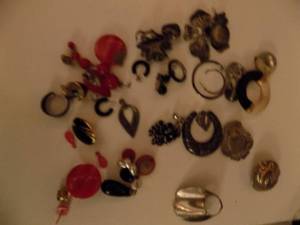 lot 226 image: Earrings all singles