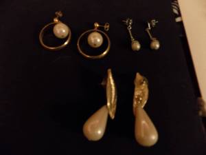 lot 233 image: Earrings x3