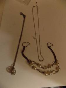 lot 227 image: Pearl drop necklaces x  and 1 pearl sweater clip