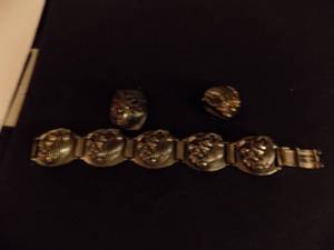lot 243 image: Bracelet with earrings