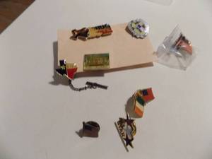 lot 264 image: Lapel pins- Texas, USA, Alamo