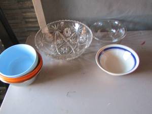 lot 38 image: lot of various bowls