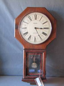 lot 2 image: Ethan Allen Galleries Clock