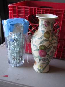 lot 55 image: qty 2 vases